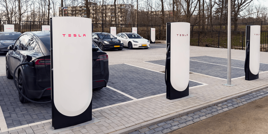 Tesla ouvre le premier V4 Supercharger au monde aux PaysBas