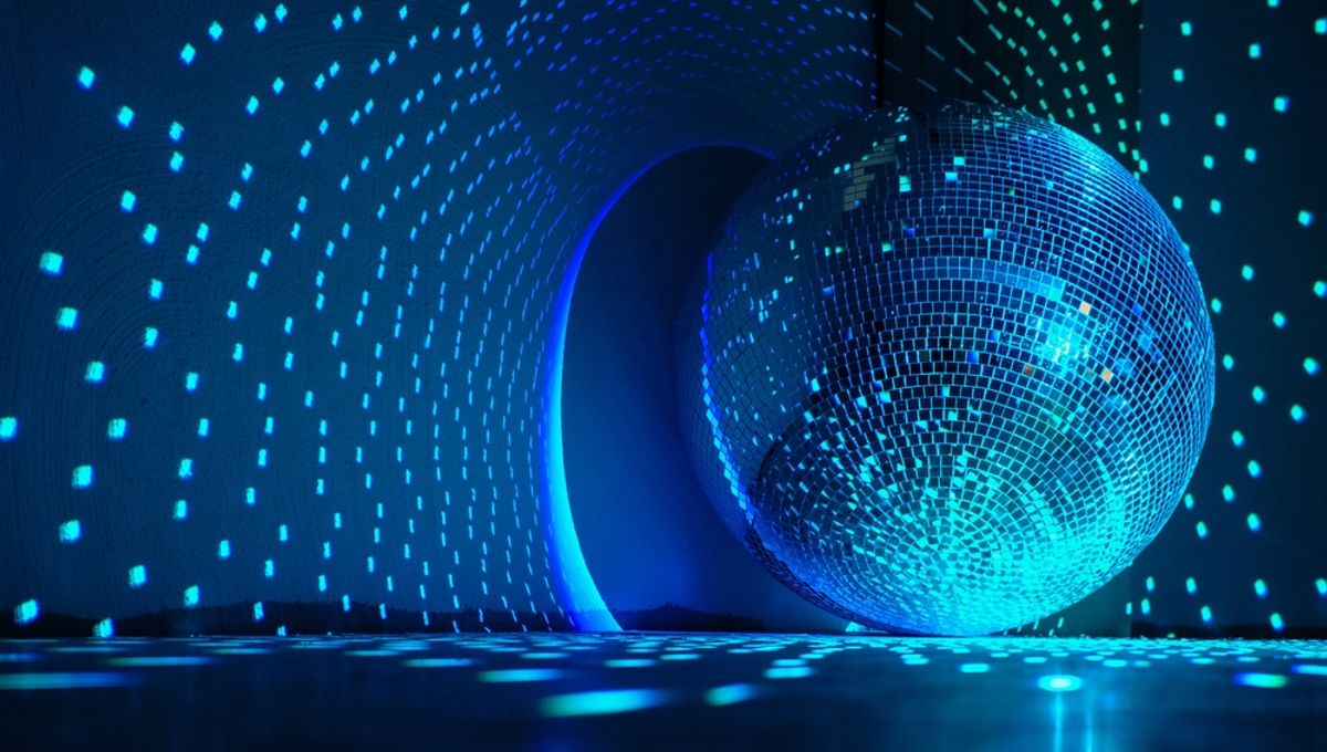 Vous pourriez utiliser une boule disco pour regarder l’éclipse du « Ring Of Fire